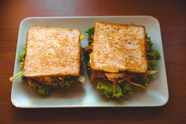 Photo high angle view of sandwich served in tray on table