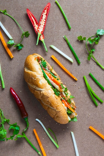 Photo high angle view of sandwich and vegetables on table