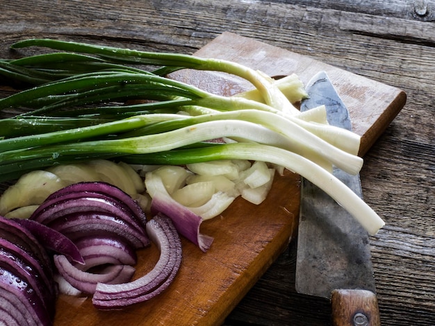 Photo high angle view of scallions and onions on wooden table