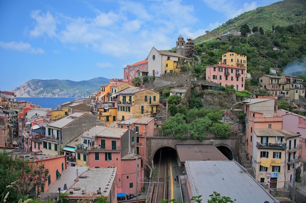 Foto vista ad alto angolo della pittoresca città mediterranea - cinque terre corniglia italia