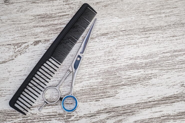 Photo high angle view of scissors and comb on table