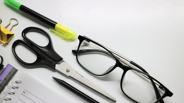 Photo high angle view of scissors and eyeglasses with ruler on table