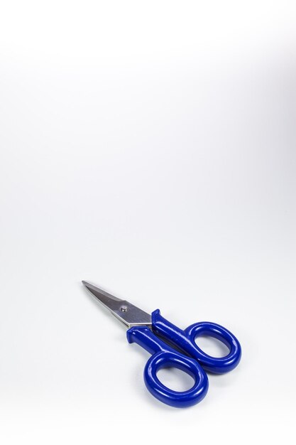 Photo high angle view of scissors on white background
