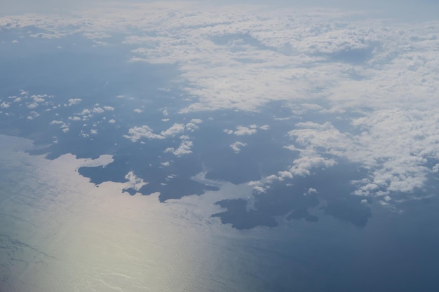 Foto vista ad alto angolo del mare contro il cielo