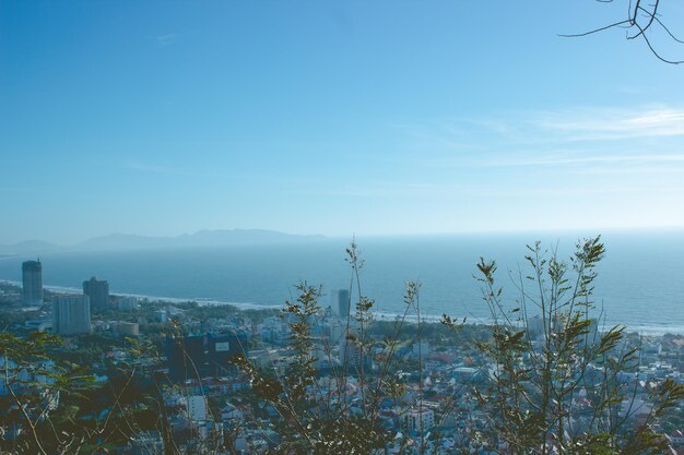 空と対照的に海の高角度の景色