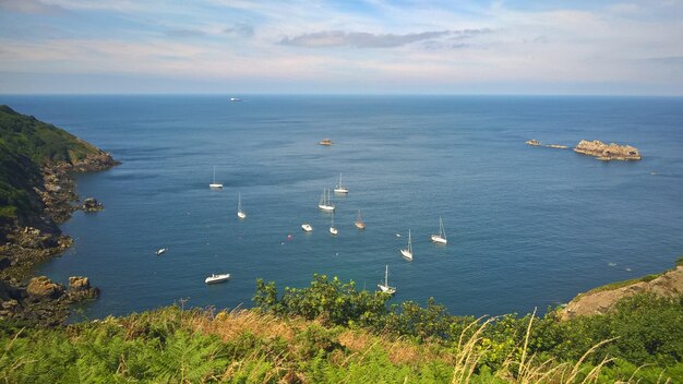 空と対照的に海の高角度の景色