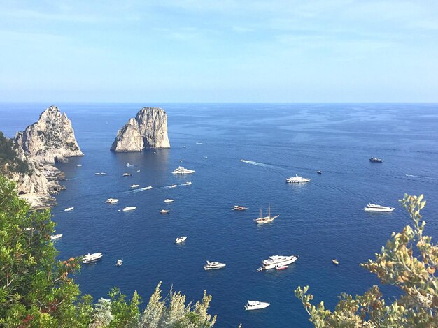 Foto vista ad alto angolo del mare contro il cielo