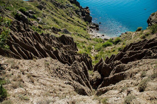 Foto vista ad alto angolo del mare dalla montagna contro il cielo