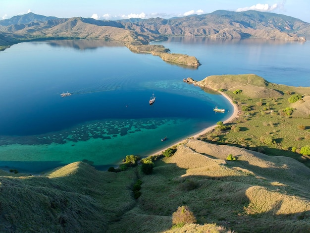 Высокоугольный вид на море с горы на фоне неба