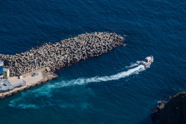 岩から見た海の高角度の景色