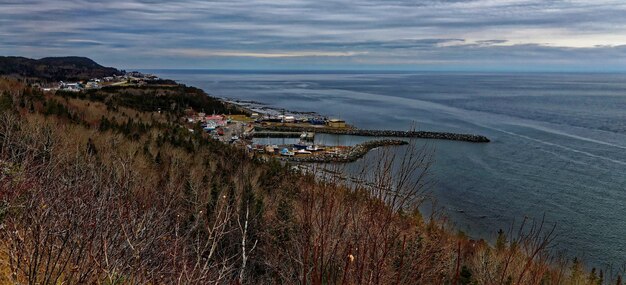 Foto vista ad alto angolo del mare e del paesaggio urbano contro il cielo