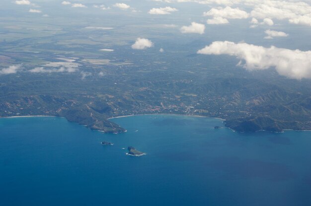 Foto vista ad alto angolo del mare e delle montagne sul cielo