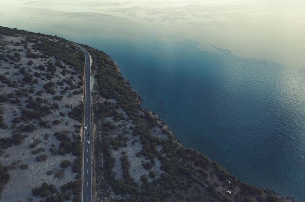 Photo high angle view of sea and mountains against sky