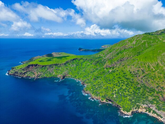 Foto vista ad alto angolo del mare e delle montagne sul cielo