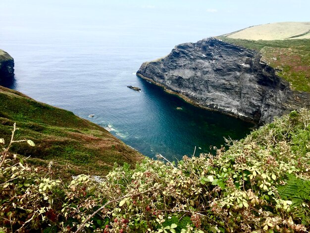 Foto vista ad alto angolo del mare e delle montagne