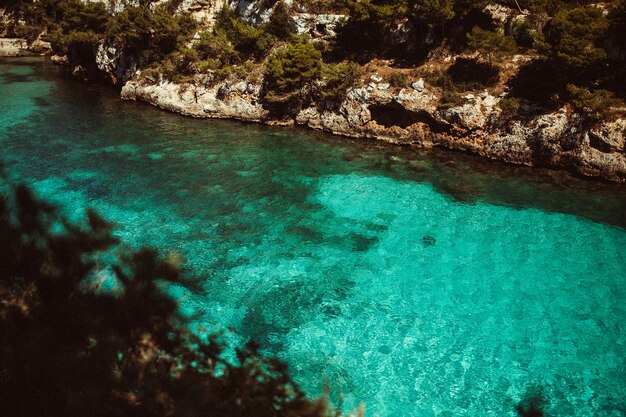 Foto vista ad alto angolo del mare e delle rocce