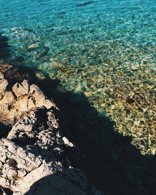 Foto vista ad alto angolo del mare e delle rocce