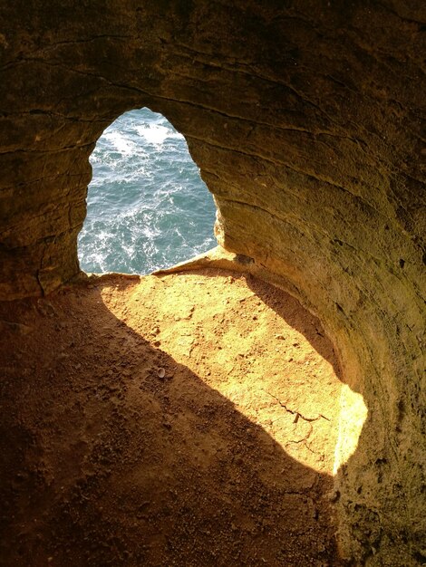 Photo high angle view of sea seen through arch