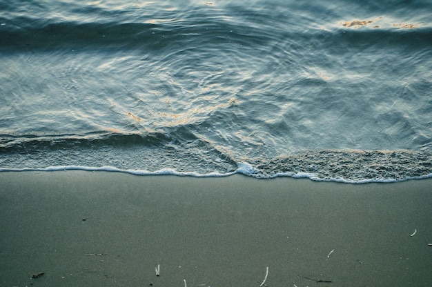 Foto vista ad alto angolo della riva del mare