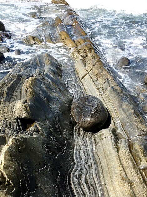 Foto vista ad alto angolo della riva del mare