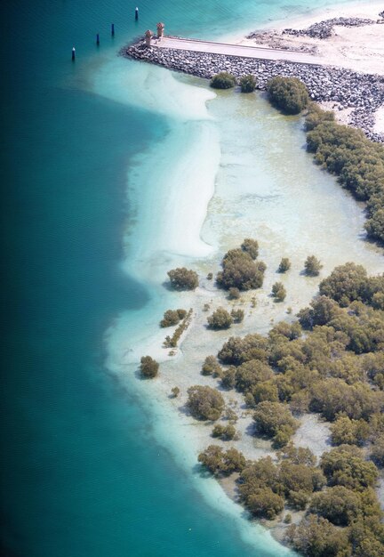 Foto vista ad alto angolo della riva del mare