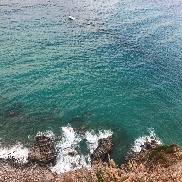 Foto vista ad alto angolo della riva del mare