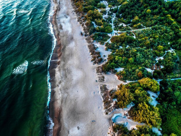 Foto vista ad alto angolo della riva del mare