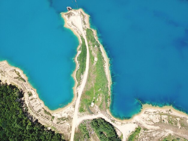 Foto vista ad alto angolo della riva del mare