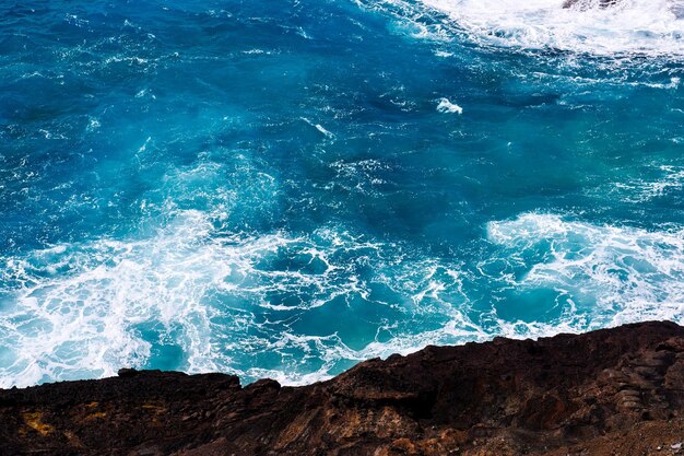 Foto vista ad alto angolo delle onde marine