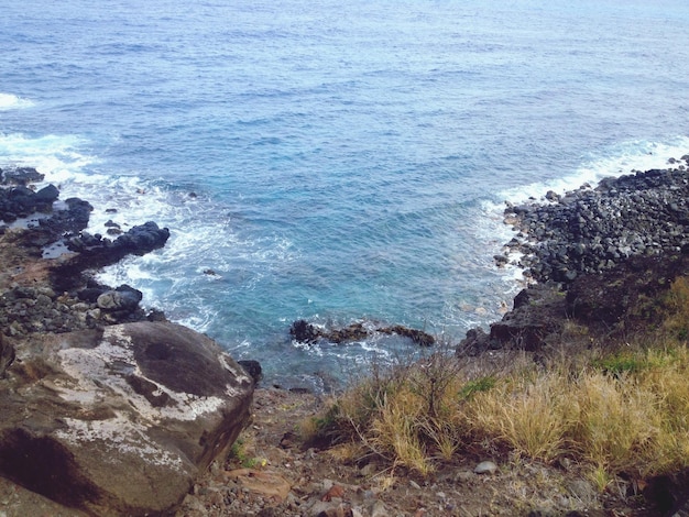 岩石の海岸との海の高角度の景色