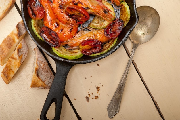 Photo high angle view of seafood in cooking pan