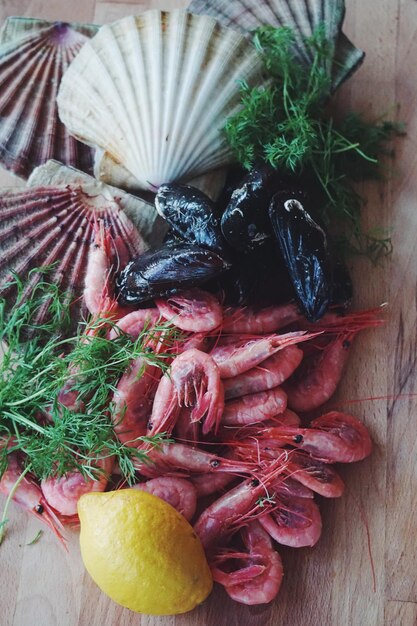 Foto veduta ad alto angolo dei frutti di mare sul tavolino da taglio