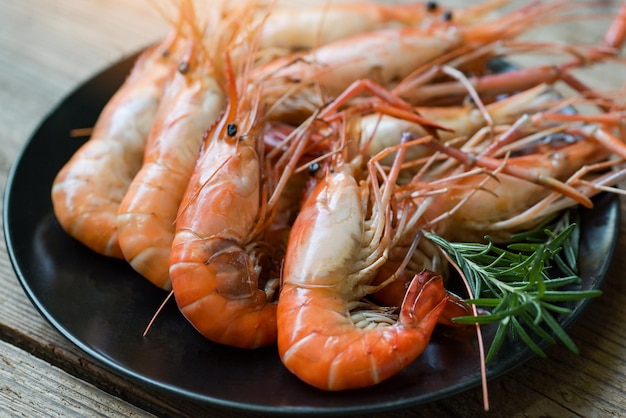 Photo high angle view of seafood in plate on table