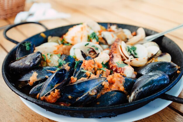 Foto vista ad alto angolo dei frutti di mare in piatto su tavola