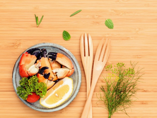 Высокоугольный вид морепродуктов на тарелке