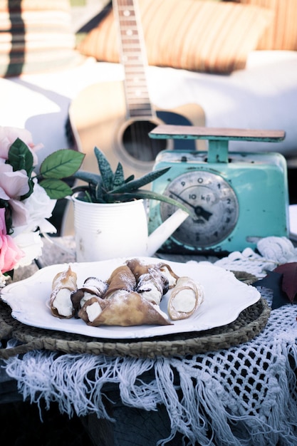 Photo high angle view of seashells in plate on table