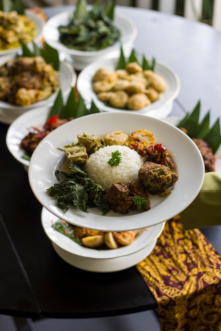 Photo プレートで食べ物を提供する高角度の視点