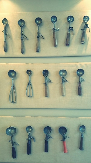 Photo high angle view of serving scoops arranged in row