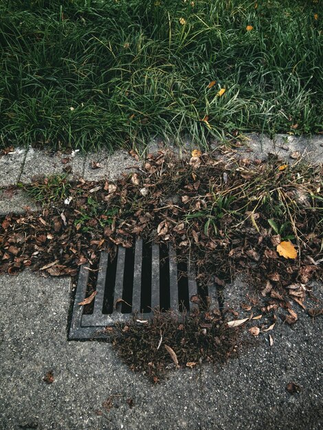 Foto vista ad alto angolo delle acque reflue sulla strada contro gli impianti