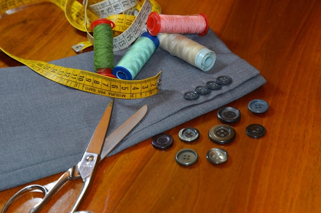 Photo high angle view of sewing items with fabric on wooden table