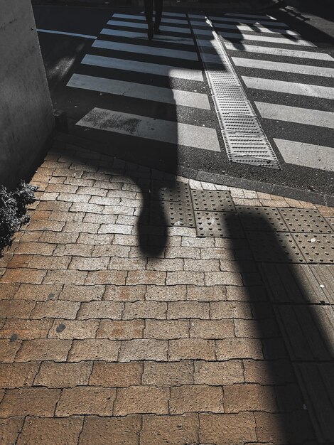 Photo high angle view of shadow on footpath in city