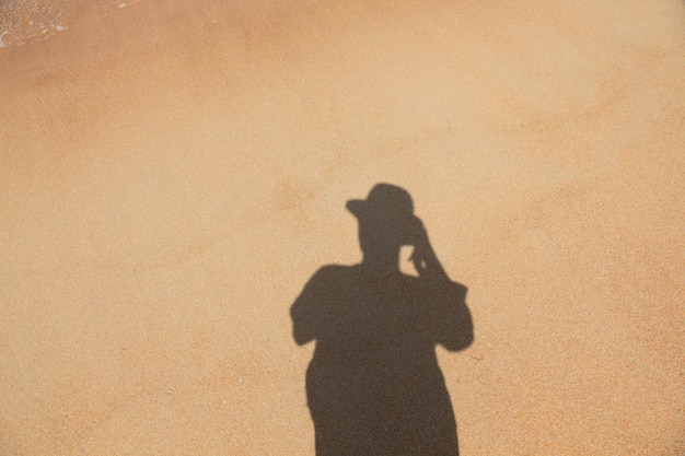 Foto vista ad alto angolo dell'ombra sulla sabbia sulla spiaggia