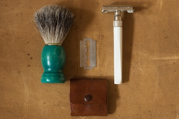 Photo high angle view of shaving equipment on wooden table