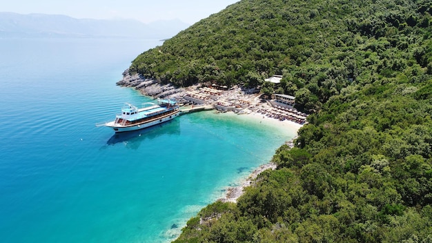 Foto vista ad alto angolo della nave in mare