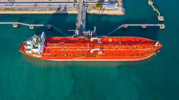 Foto vista ad alto angolo della nave in mare