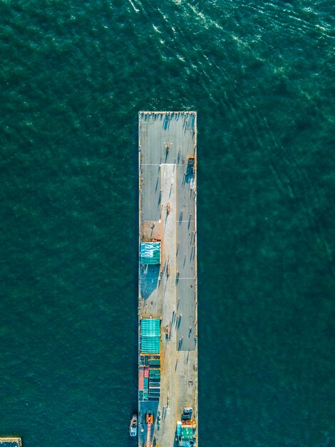 Foto vista ad alto angolo della nave in mare