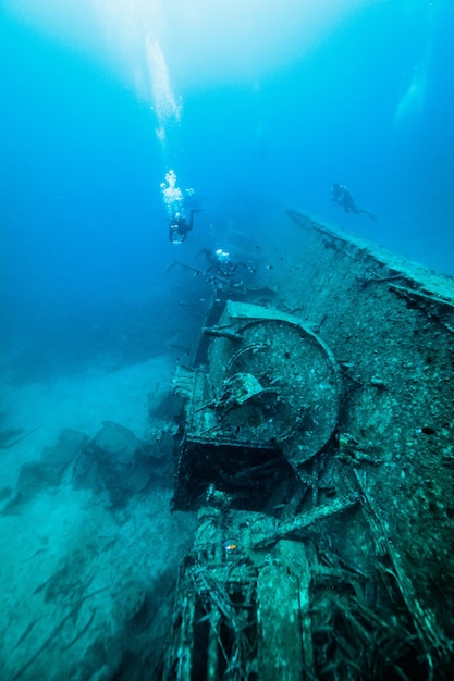 Высокоугольный вид кораблекрушения в море