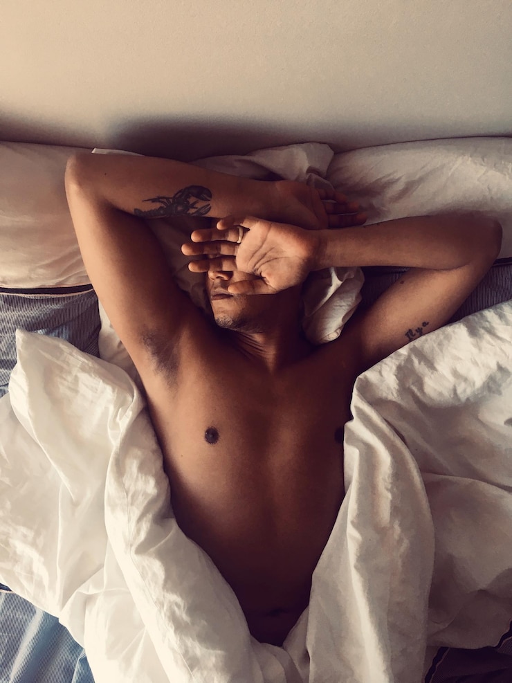 Photo high angle view of shirtless man lying in bed