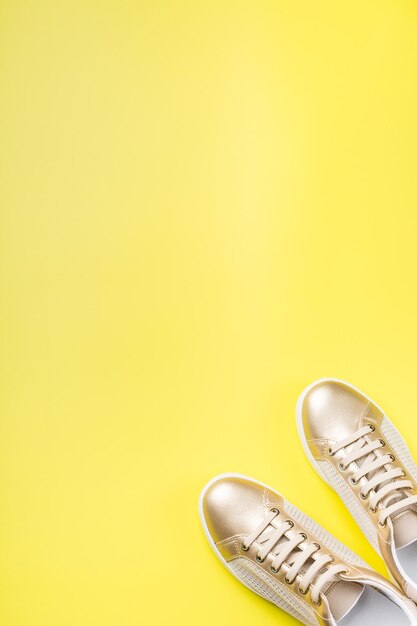 黄色い背景に対する靴の高角度の視点