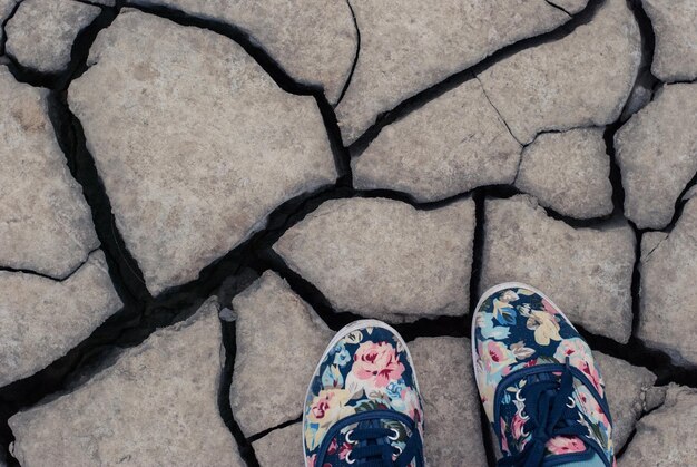 Foto vista ad alto angolo delle scarpe sulla roccia rotta